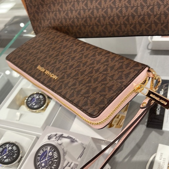 Michael Kors Jet Set Travel Large Travel CONTINENTAL wallet-wristlet-phoneholder - Picture 12 of 16